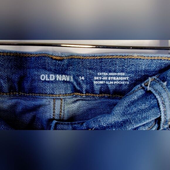 Women's Old Navy Extra High-Rise Sky-Hi Straight Distressed Jeans Size 14 - Picture 4 of 6